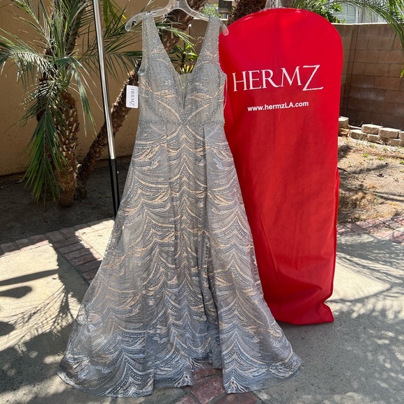 LARA 29670. Evening from gown, gray and multi size 12. - Picture 3 of 6